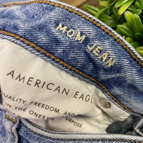 American Eagle Stretch MOM Jeans Size 4 Reg. High Rise Denim Blue Jeans - Picture 3 of 7
